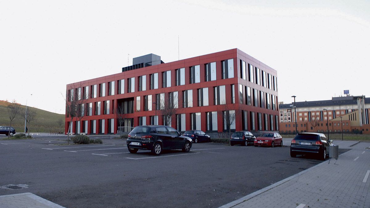 Imagen del Centro de Empresas de Base Tecnológica (CEBT), conocido como el ‘edificio rojo’ de Eras. | MAURICIO PEÑA Imagen del Centro de Empresas de Base Tecnológica (CEBT), conocido como el ‘edificio rojo’ de Eras. | MAURICIO PEÑA