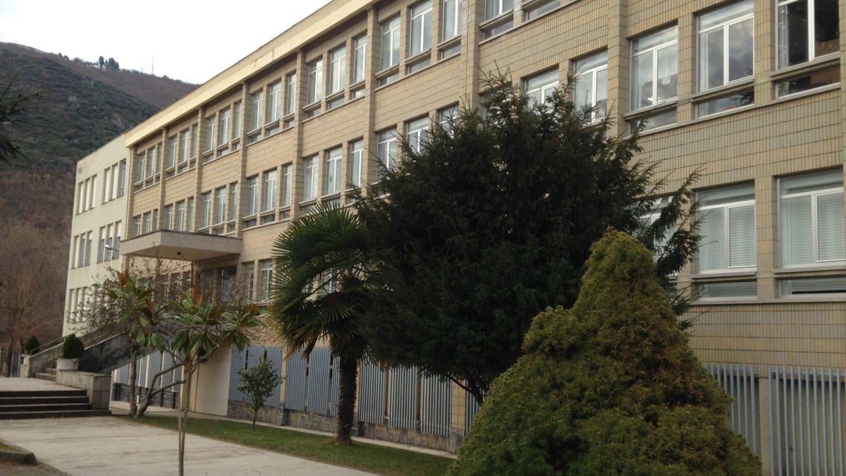 Imagen actual del colegio de La Asunción ubicado en la calle con el mismo nombre en el barrio de Flores del Sil.