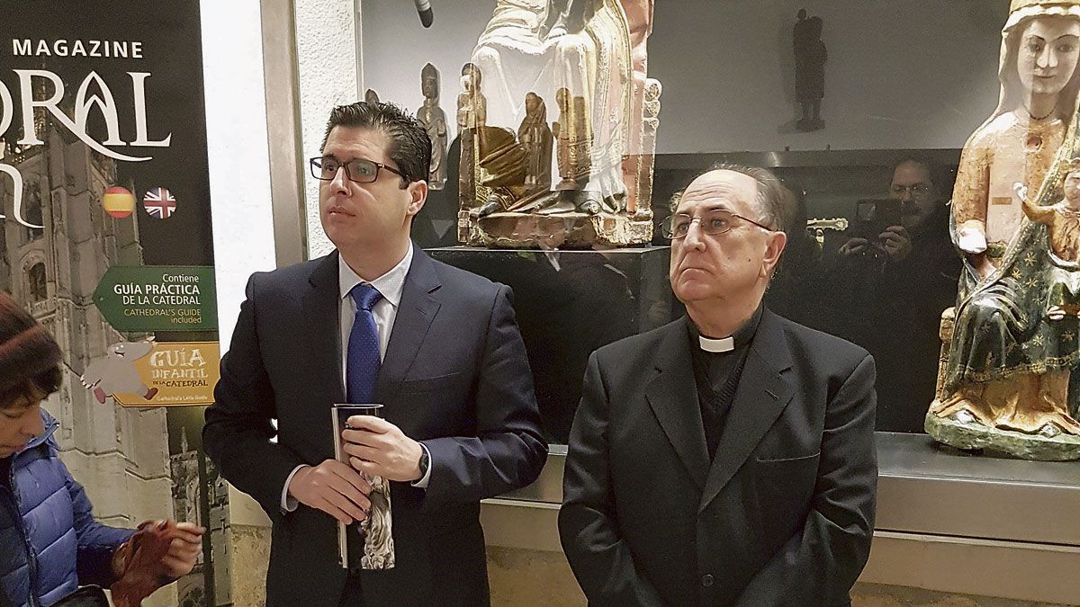 El director de la revista Vicente Martí y el dean Antonio Trobajo.