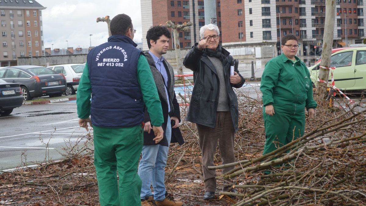 Pablo Salgado, en el centro, junto a algunos trabajadores y el concejal Tulio García que visitó el trabajo. | D.M.