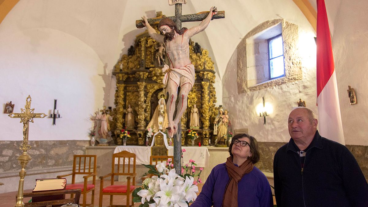 Vecinos de Navalmorales contemplado la restauración. | L.N.C.