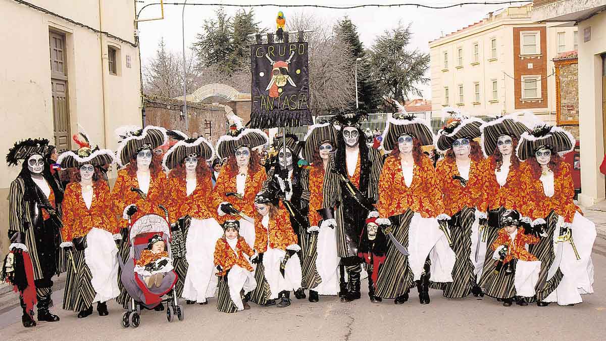 Fotografía de grupo de los miembros de Fantasía, hace algunos años, en el momento de la salida del desfile. | ABAJO