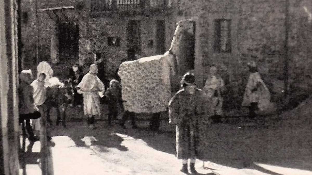 Fotografía antigua de una de las celebraciones de Los Caretos. | V. Tascón