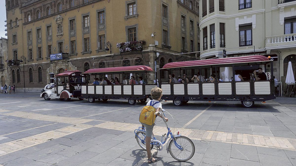 Imagen del tren turístico en la plaza de Regla. | DANIEL MARTÍN