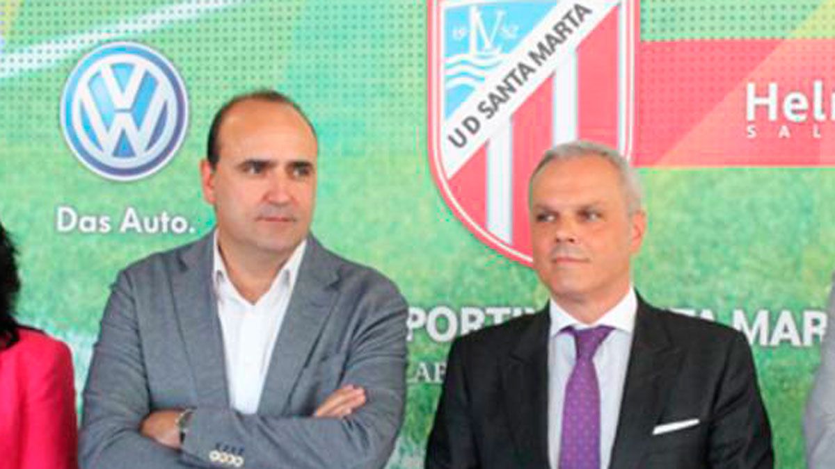 Raúl Sánchez, a la izquierda, en un acto como presidente del Santa Marta. | TRIBUNA SALAMANCA