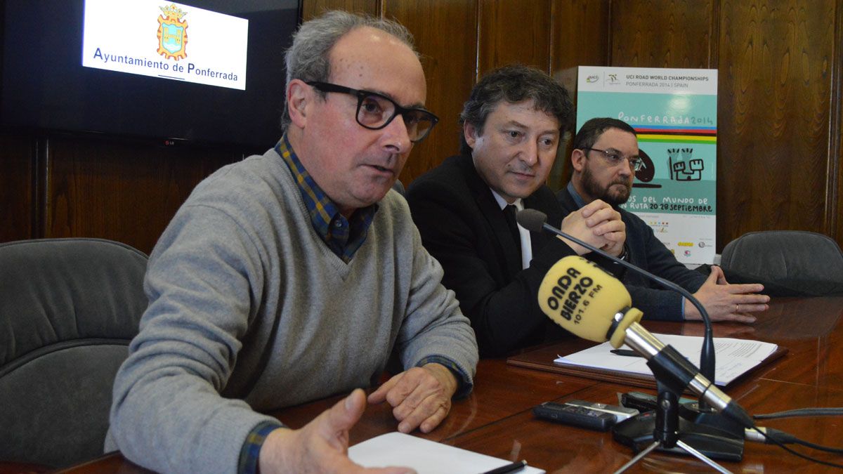 Folgueral, en el centro, junto a José María García y Gorgonio Torre, del Colegio de Arquitectos. Folgueral, en el centro, junto a José María García y Gorgonio Torre, del Colegio de Arquitectos.