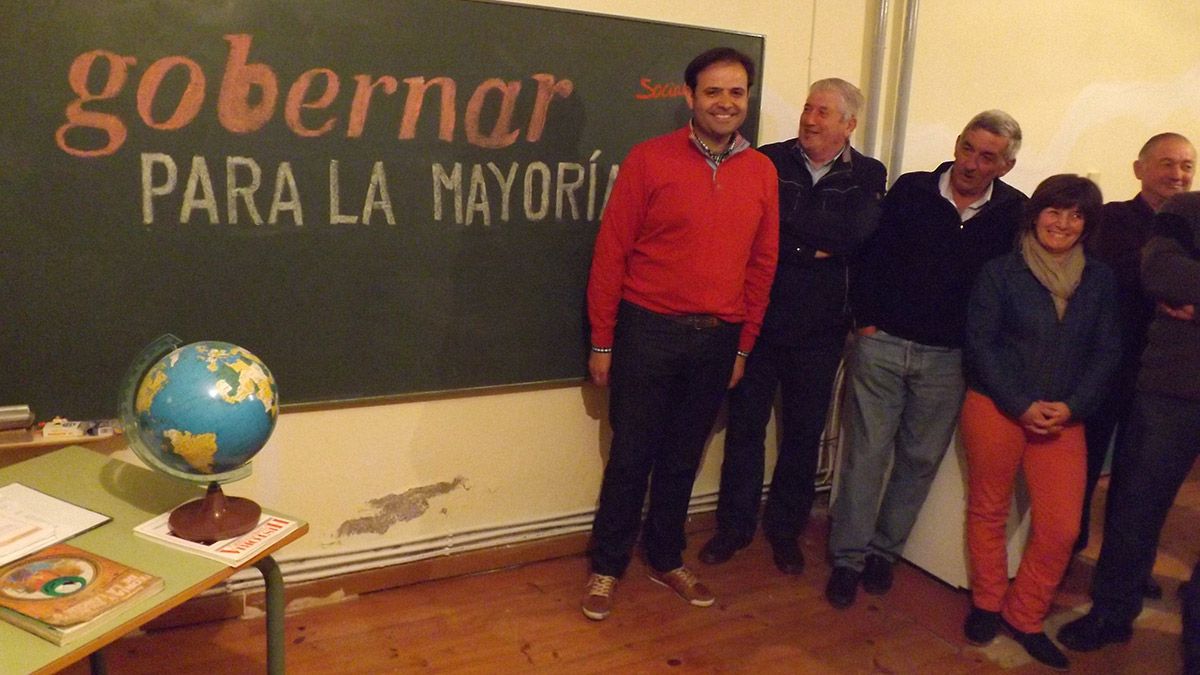 Rubén Marcello, a la derecha de Tino Rodríguez, durante la campaña de las autonómicas de 2015 en la escuela de San Emiliano. | L.N.C.