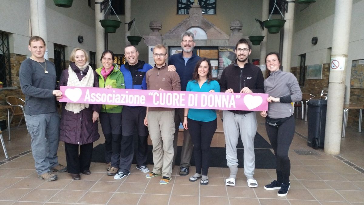 La pareja italiana acompañada de otros peregrinos en Ponferrada y de la presidenta de la AECC en el Bierzo. | M.I.