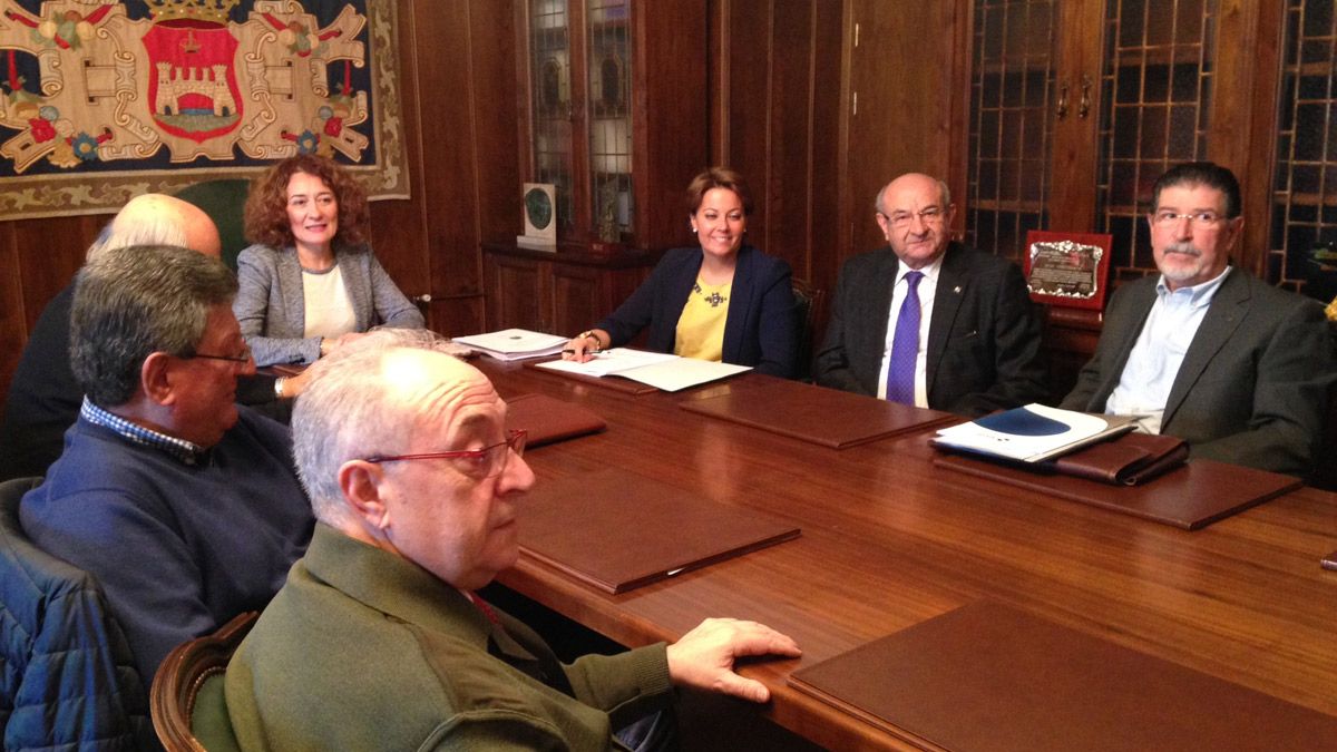 Momentos de la reunión previa a la firma de colaboración con el Secot en el Ayuntamiento de Ponferrada. | M.I.