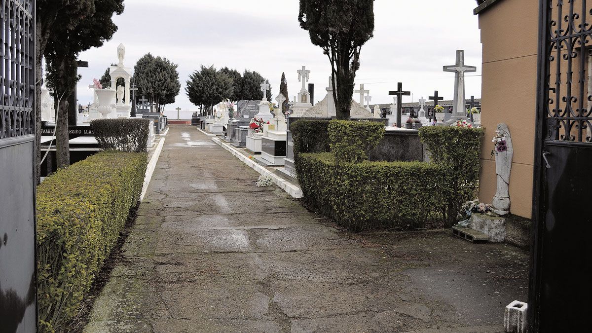 Las humedades en el pavimento del cementerio de Santa María ponen en peligro la zona de panteones. | T. GIGANTO