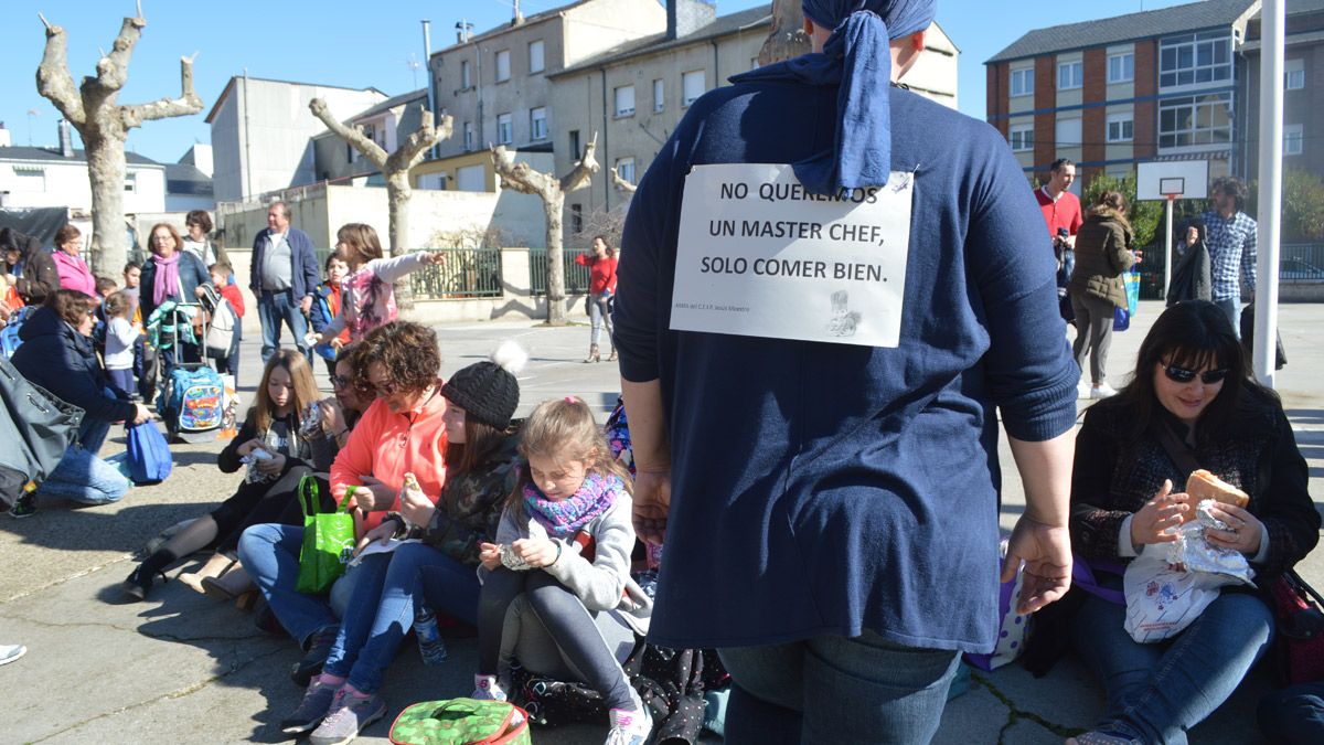 Manifestación de los padres y madres en el patio del colegio, comiendo bocadillos ayer. | M.I. Manifestación de los padres y madres en el patio del colegio, comiendo bocadillos ayer. | M.I.