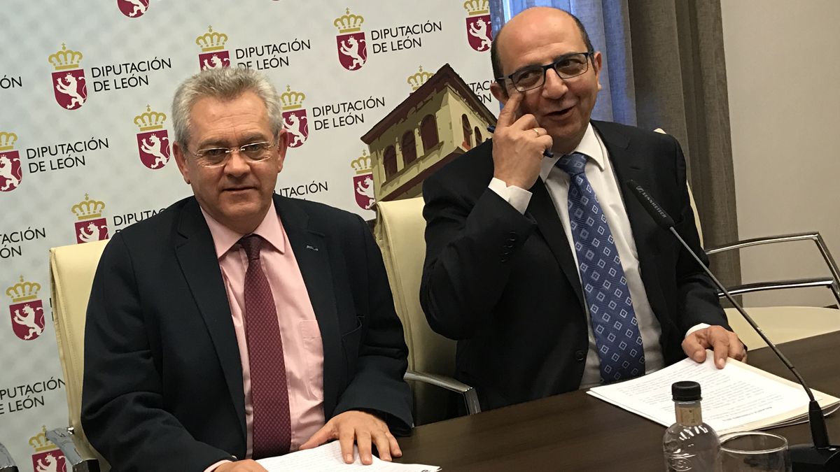 El diputado de Consumo, José Miguel Nieto, y el portavoz del equipo de gobierno, Francisco Castañón.| S.M.