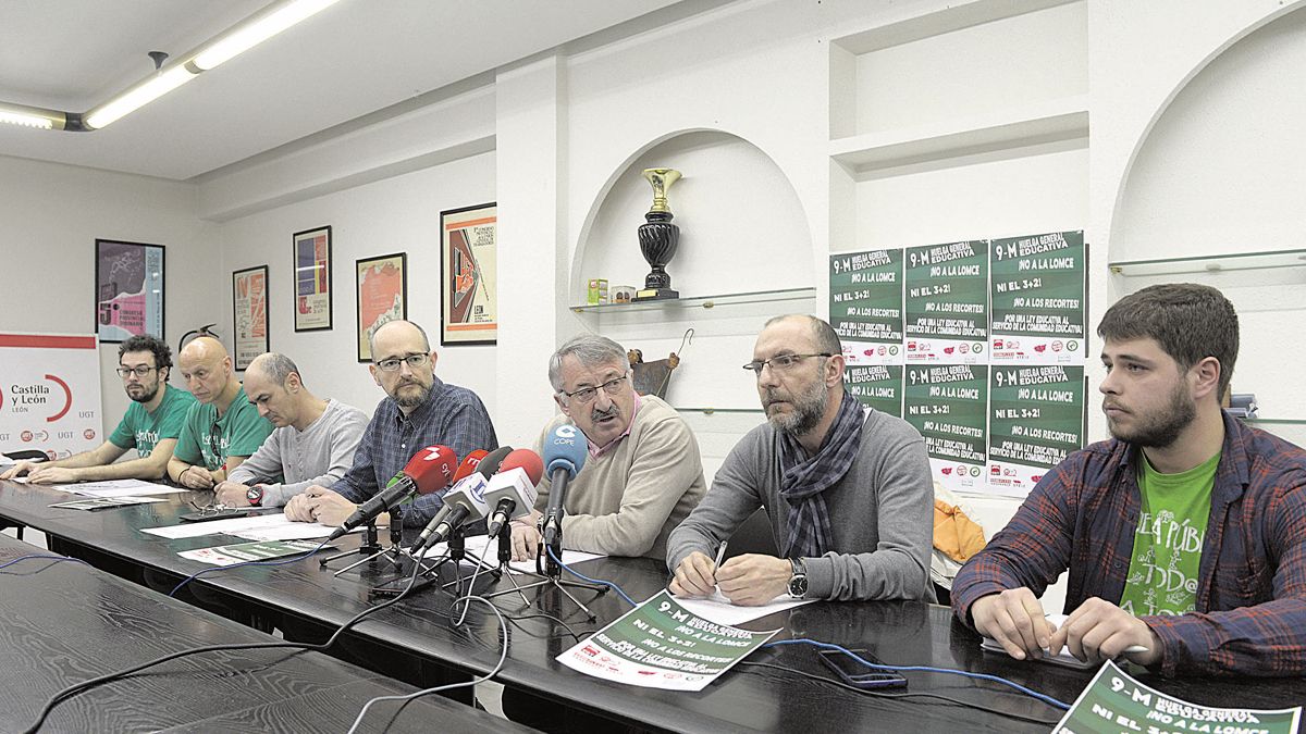 Representantes de sindicatos, profesores y alumnos, este jueves en UGT. | MAURICIO PEÑA