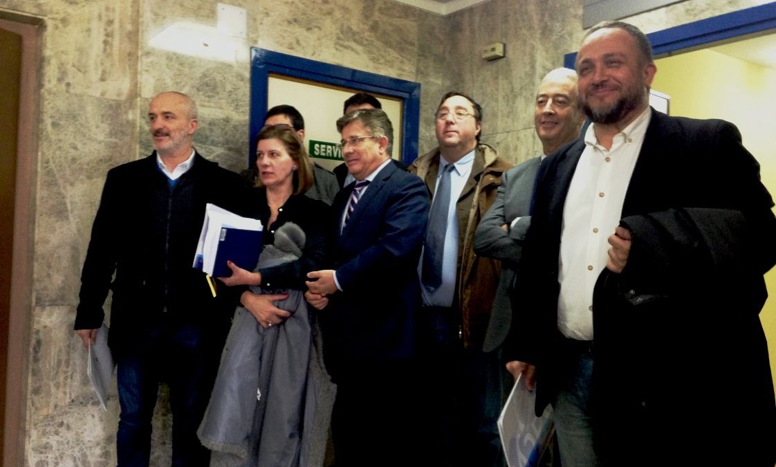 Rafael López y José Antonio Visedo, en el centro, junto a algunos alcaldes y el presidente del Consejo del Bierzo. | D.M.