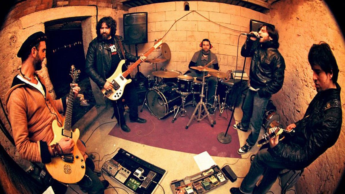 Herdeiros da Crus es un grupo mítico en el panorama rockero gallego.