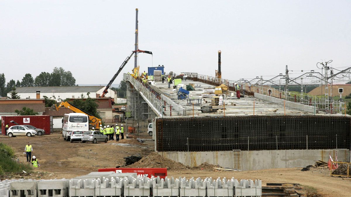 Obras del AVE en las inmediaciones de donde se situaría el complejo logístico de Torneros. | ICAL