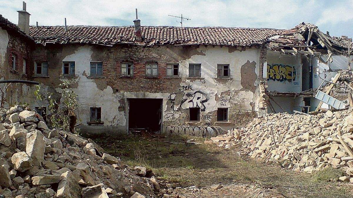 Pese a la oposición vecinal, el cuartel de la Guardia Civil de Villamanín fue derribado para la construcción de un parque infantil.