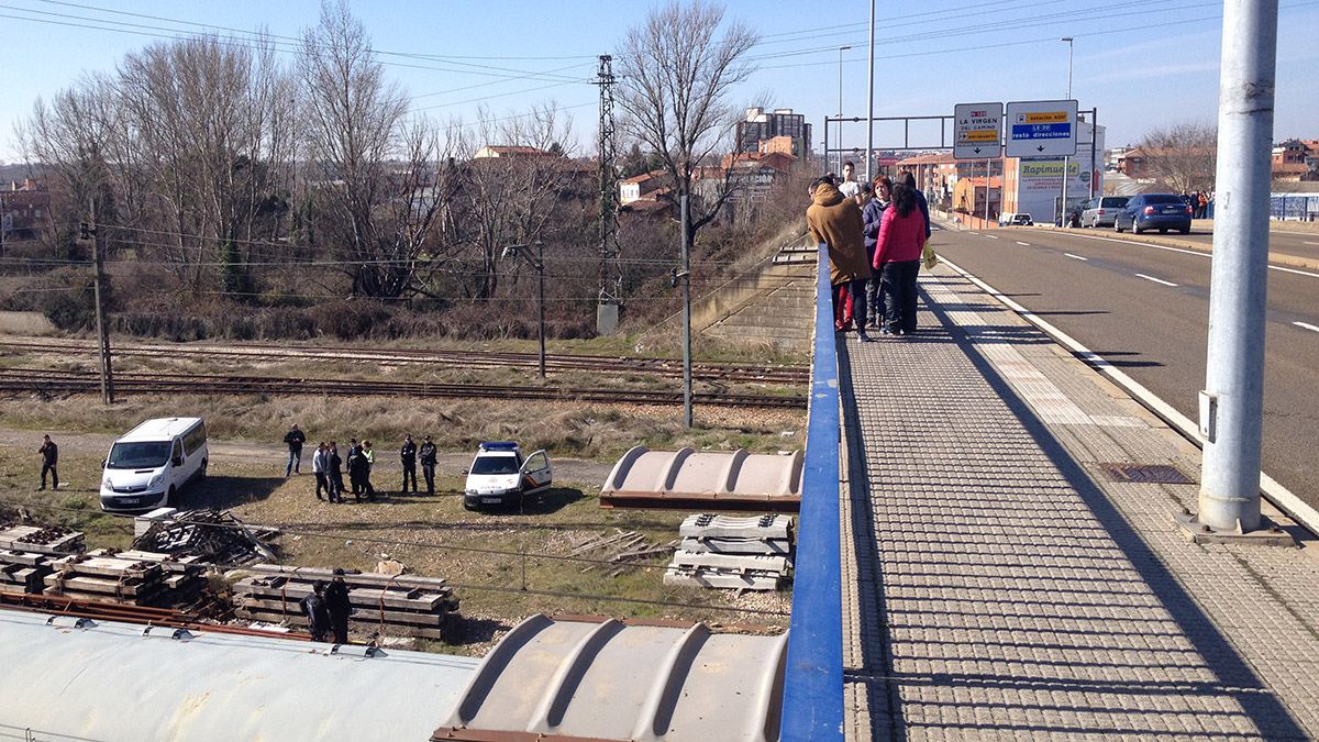 Imagen de la zona en la que ha aparecido el cadáver, donde todavía se encuentran agentes realizando las últimas pesquisas. | MAURICIO PEÑA Imagen de la zona en la que ha aparecido el cadáver, donde todavía se encuentran agentes realizando las últimas pesquisas. | MAURICIO PEÑA