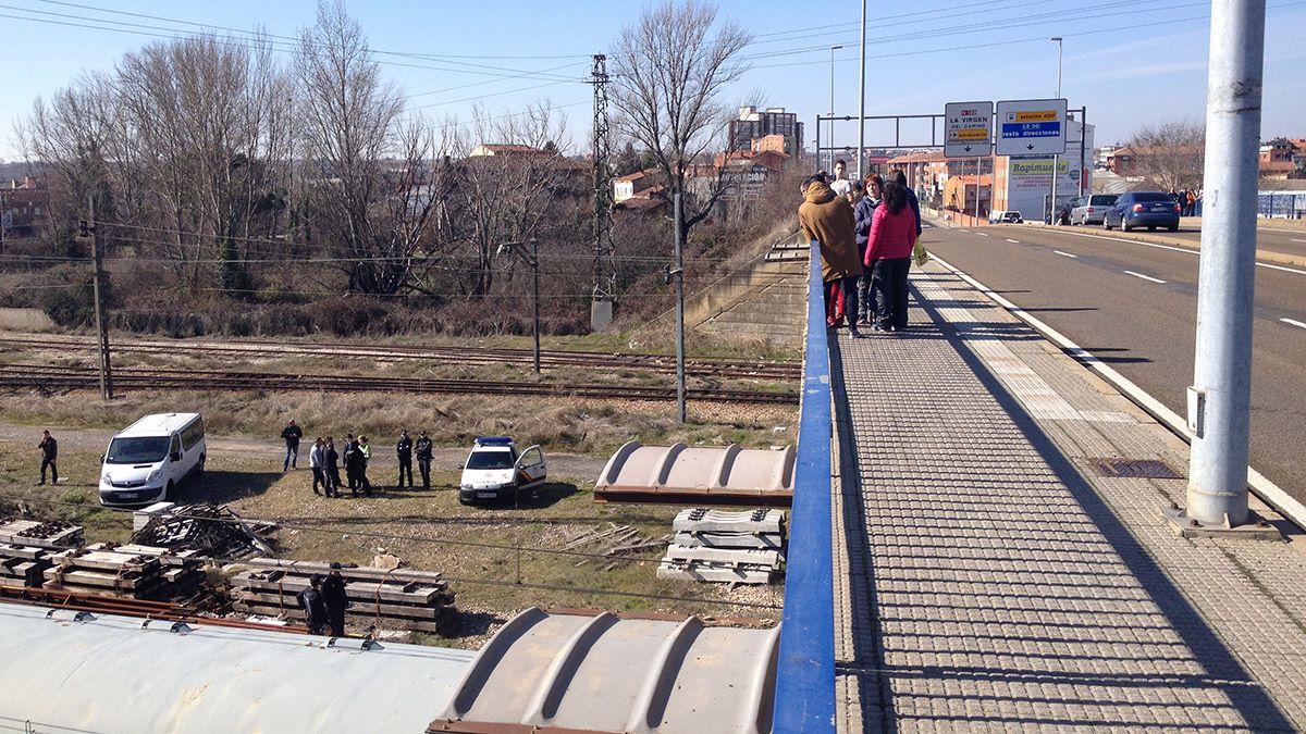 Imagen de la zona en la que ha aparecido el cadáver, donde todavía se encuentran agentes realizando las últimas pesquisas. | MAURICIO PEÑA