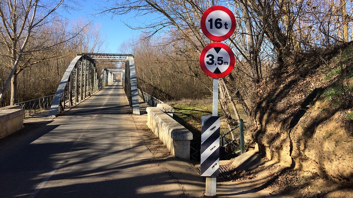 El puente de Villafer, que cruza el Esla, es la unión entre este pueblo y Villaquejida, ambos del mismo municipio.