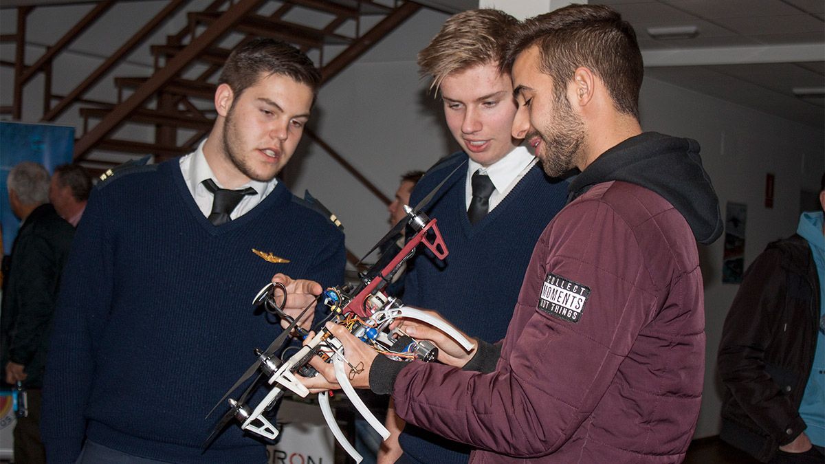 Uno de los drones expuesto este sábado en el Aeródromo Los Oteros. | T.G.