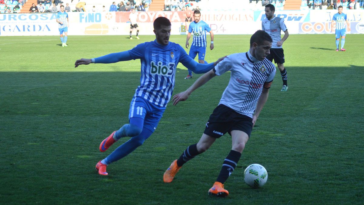 Cidoncha trata de robar un balón. | A. CARDENAL