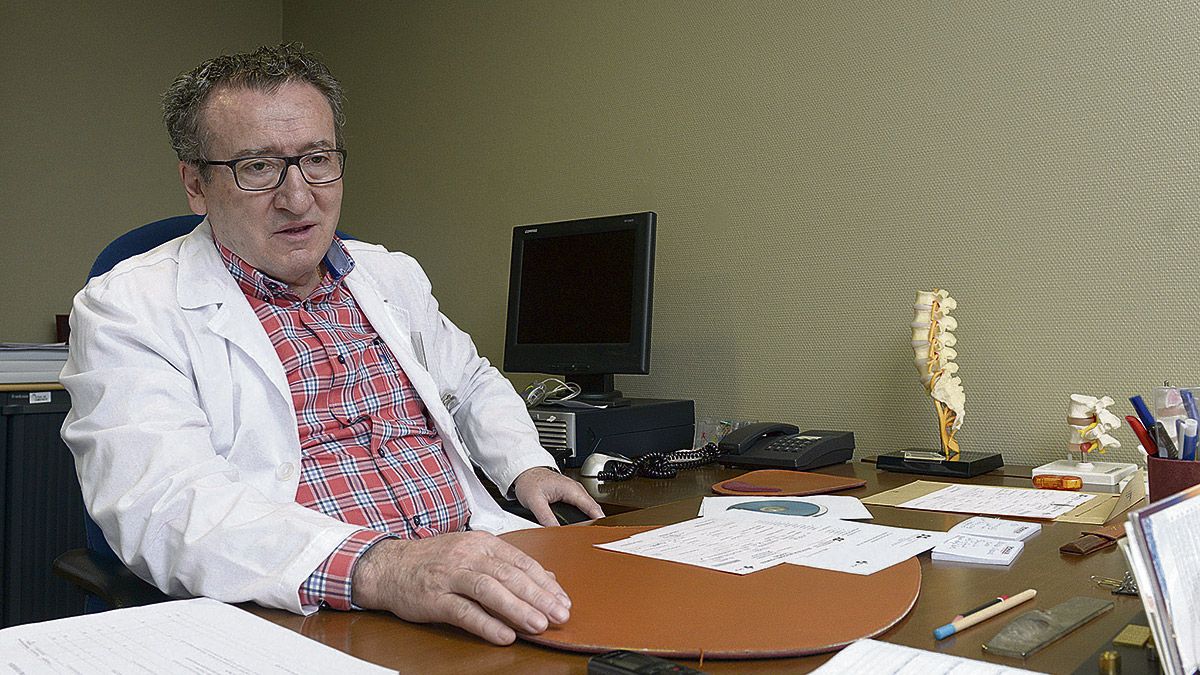 El doctor Manuel Fernández, en su despacho de la unidad de gestión clínica de raquis del Hospital. | MAURICIO PEÑA