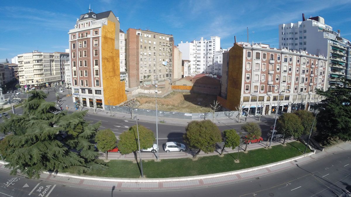 Vista aérea del enorme solar en el que se levantará la nueva sede del Instituto Nacional de la Seguridad Social (INSS) en León. | CREATIVE LABS