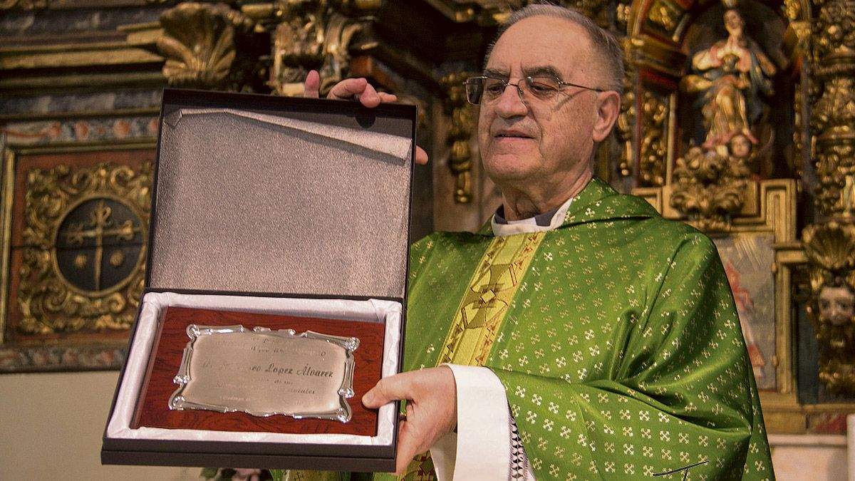 Francisco López Álvarez este domingo celebrando misa en Villadangos del Páramo, justo 50 añós después de su primera misa, entonces en León. | JESÚS G.G.
