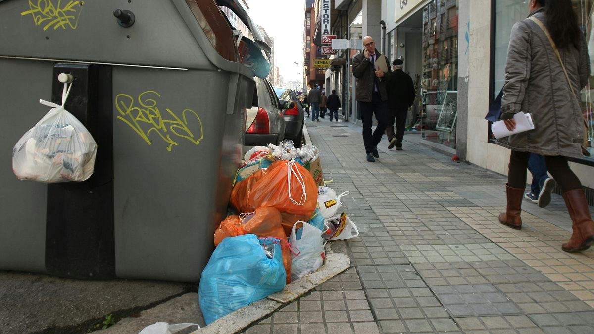 Imagen de la huelga de basuras de abril de 2016  que acabó con un acuerdo entre empresa y Ayuntamiento que luego nunca se cumplió.