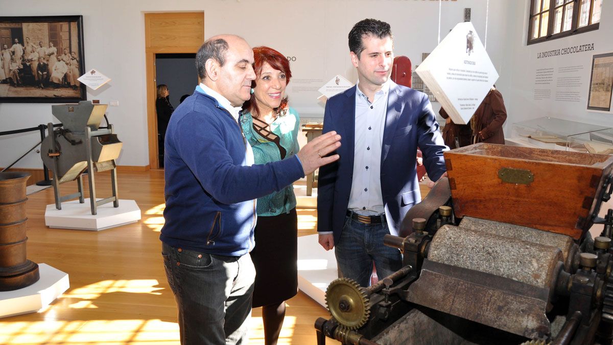 El candidato a la Presidencia de la Junta por el PSOE, Luis Tudanca acompañado de la alcaldesa de Astorga, Victorina Alonso. | ICAL