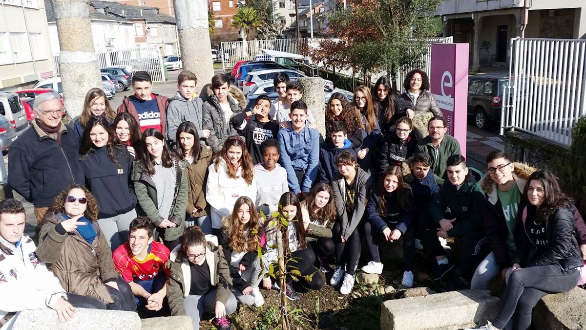 Algunos alumnos y profesores del Bergidum Flavium que han participado en el proyecto. | L.N.C.