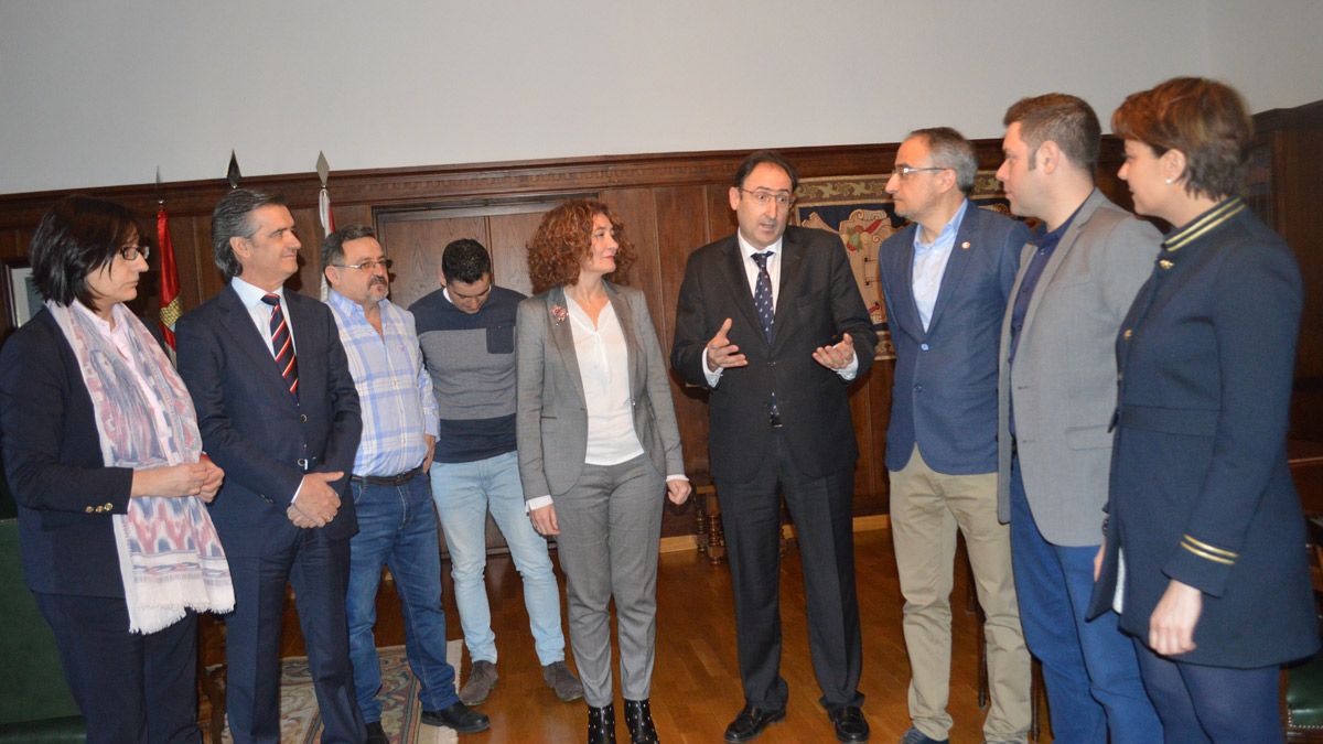 La representación de la FRMP capitaneada por Alfonso Polanco en su visita al Ayuntamiento de Ponferrada. | M.I.