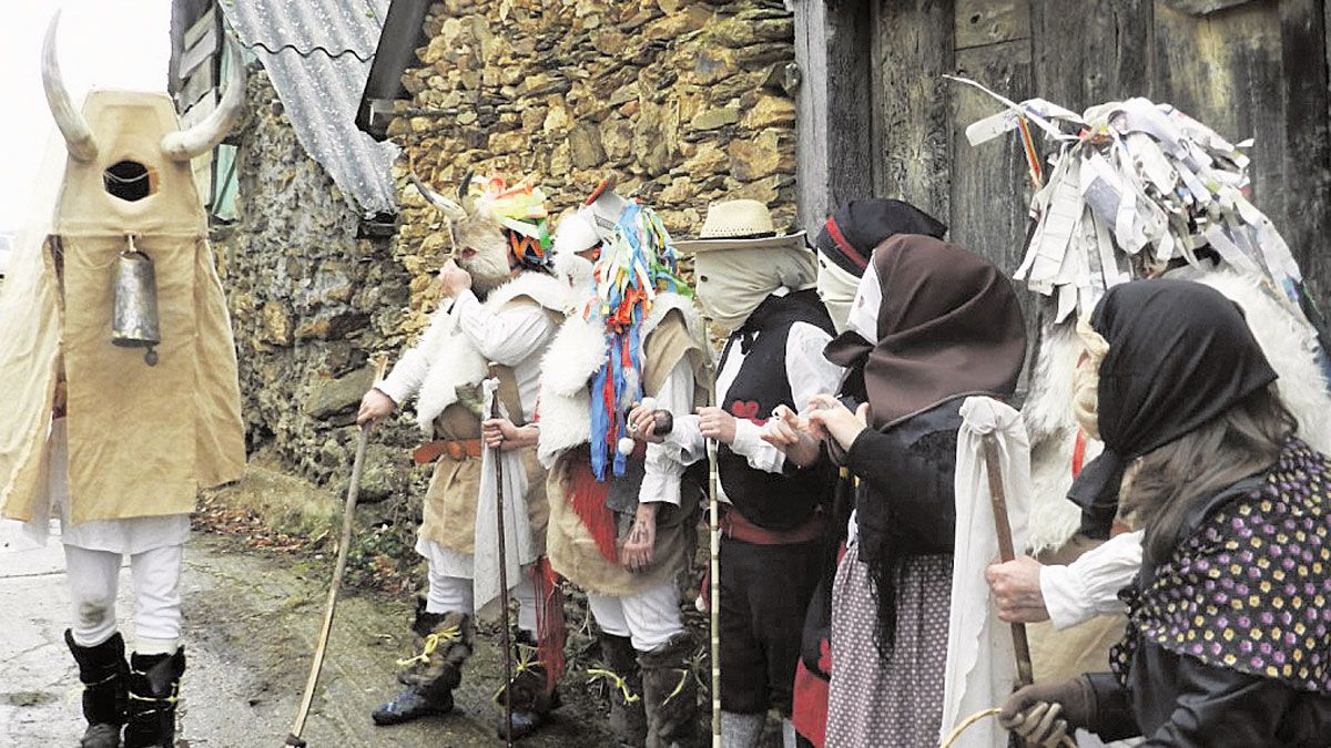 Los campaneiros de La Cuesta (Truchas)llevan tres años tomando las calles con su celebración. | CHEMA VICENTE