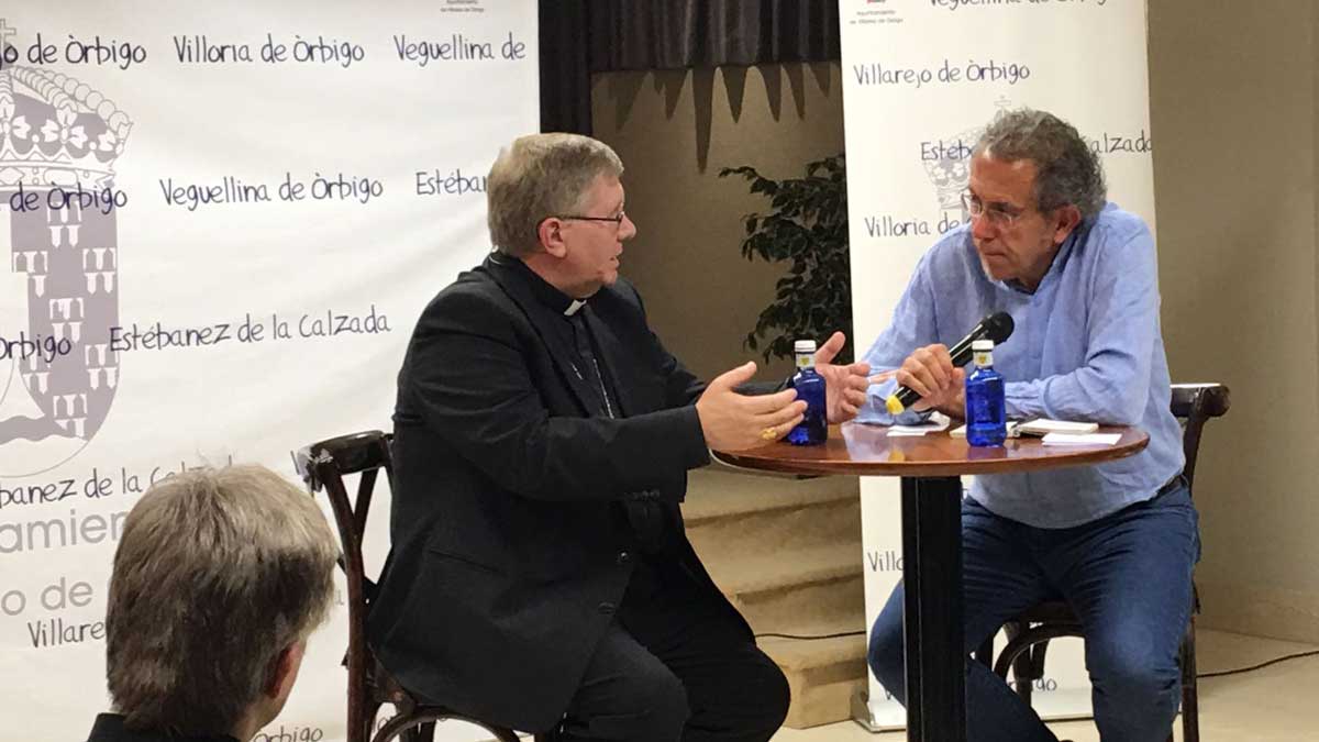 El Obispo de la Diócesis de Astorga, Juan Antonio Menéndez, durante el encuentro. | L.N.C.