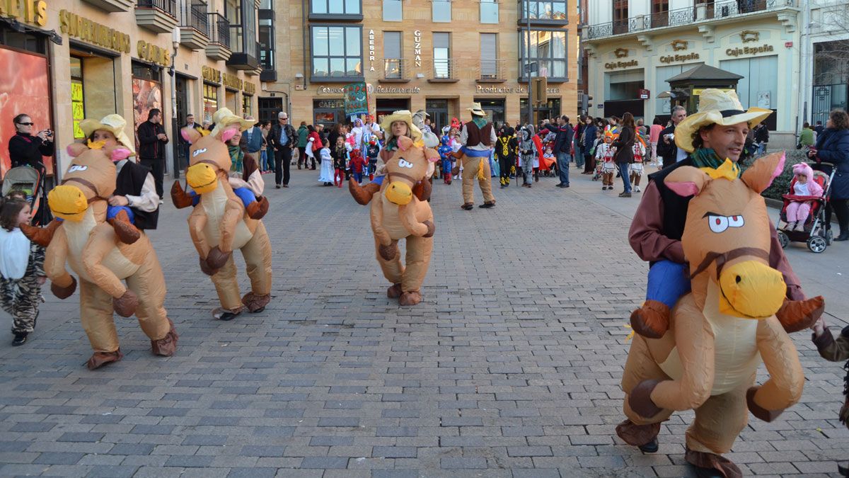 ‘A ras del suelo’ ofrecerá un espectáculo en la quema de la piñata. | P.F.