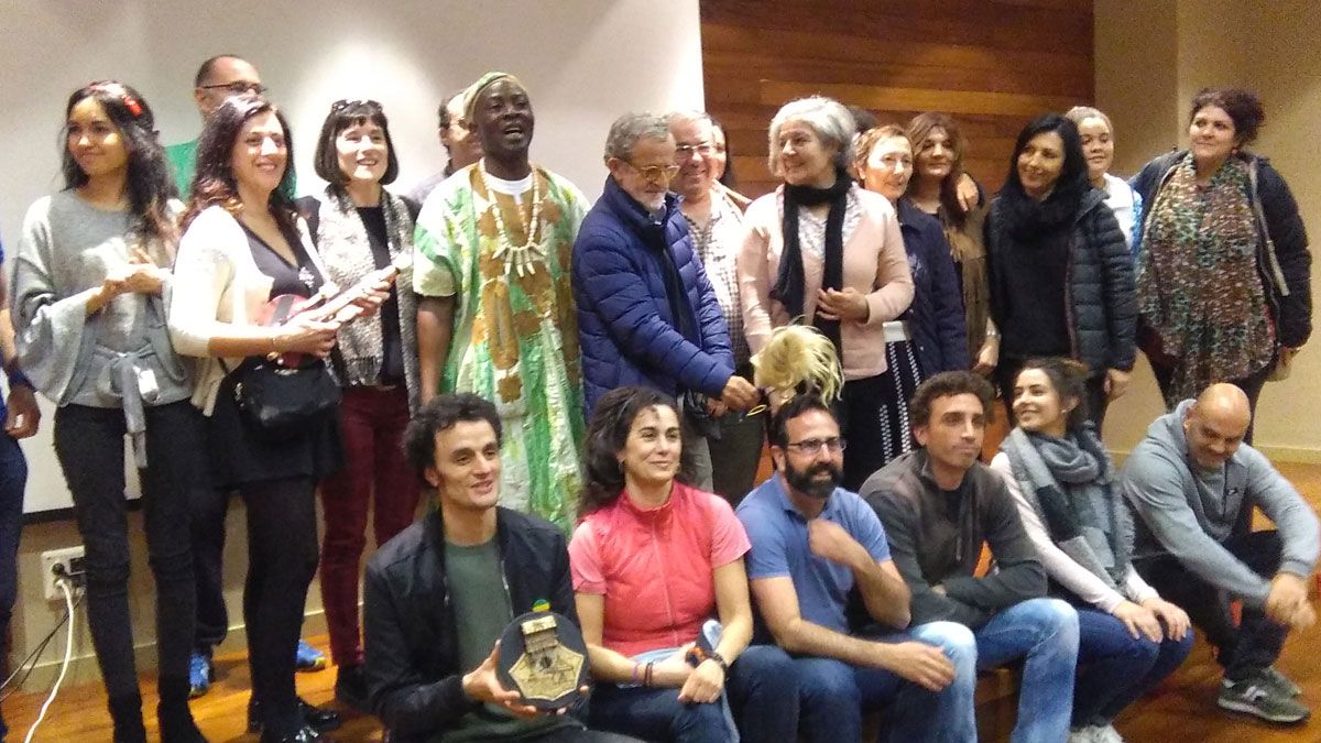 El profesor Samuel Mounnoumnjou, junto a alumnos y profesores en la jornada.