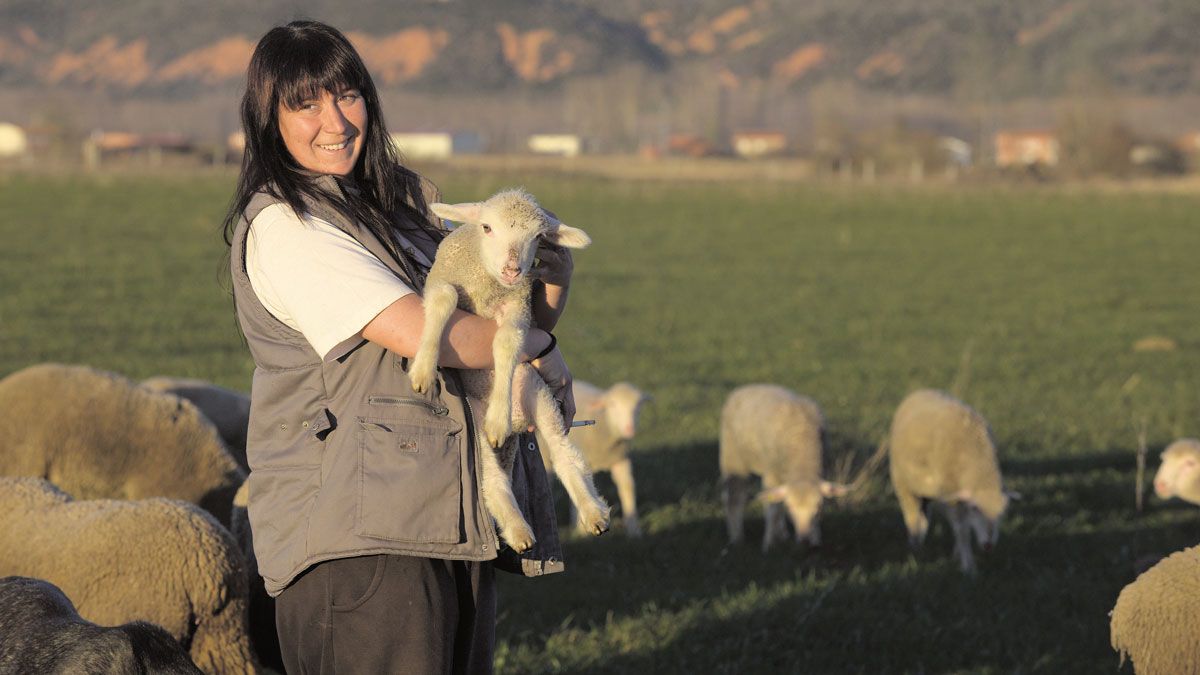 Arancha, con un cordero en brazos, se confiesa feliz como ganadera pero lamenta la cantidad "de papeleos que tenemos que hacer". | MAURICIO PEÑA