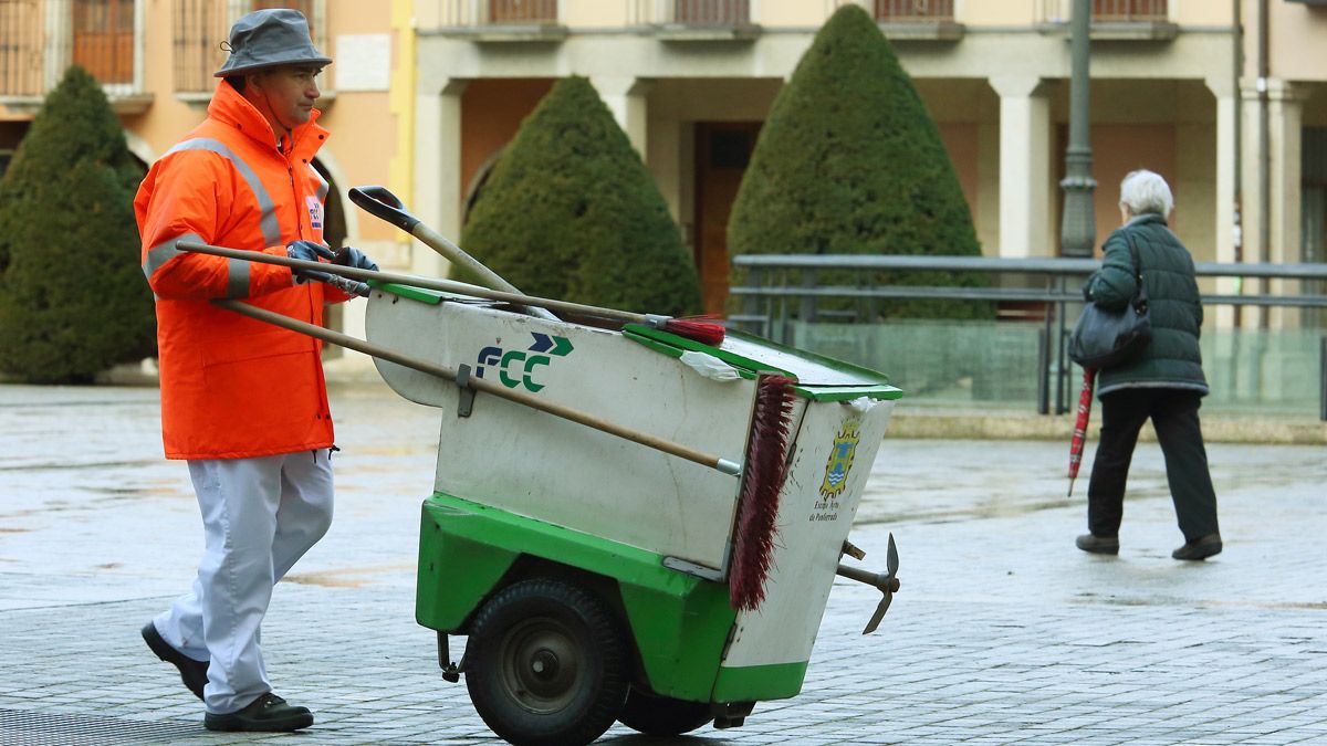 Un trabajador de FCC realizando tareas de limpiezaen la plaza del Ayuntamiento. | ICAL