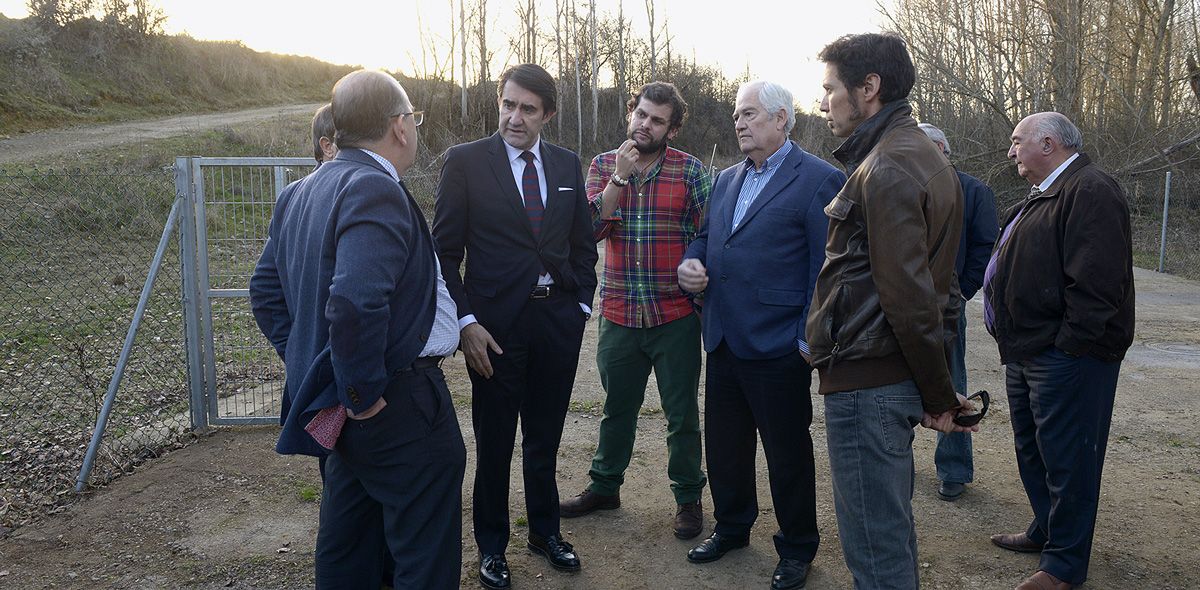 El consejero de Fomento y Medio Ambiente visitó la localidad de Almanza. | MAURICIO PEÑA
