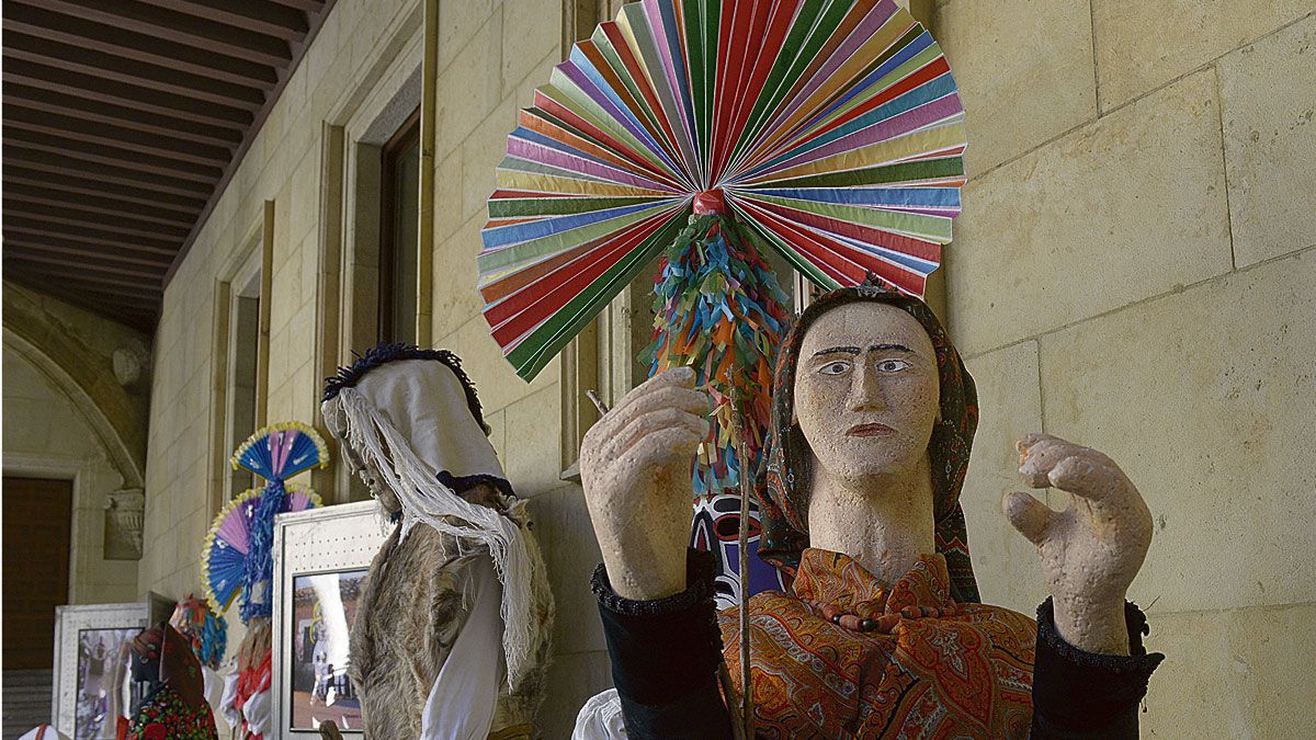 La exposición alberga algunas de las indumentarias de carnaval utilizadas por las distintas asociaciones que integran la federación. | M. PEÑA