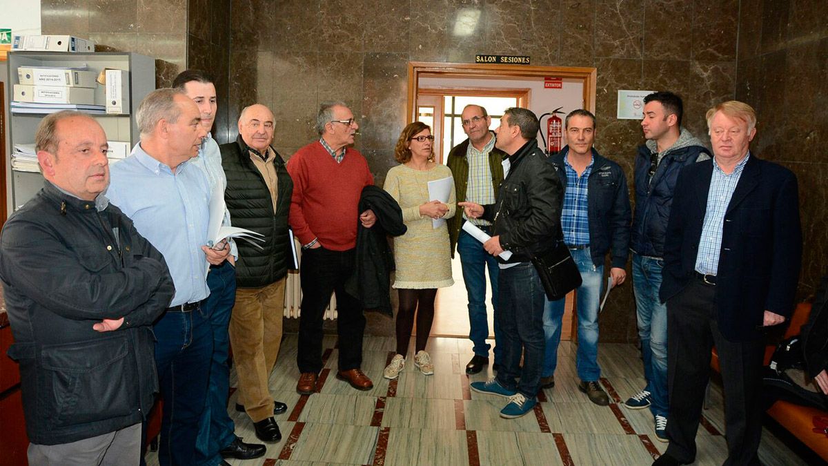 Políticos, empresarios y sindicatos participantes en la reunión, ayer en el Ayuntamiento de Fabero. | Q.F.