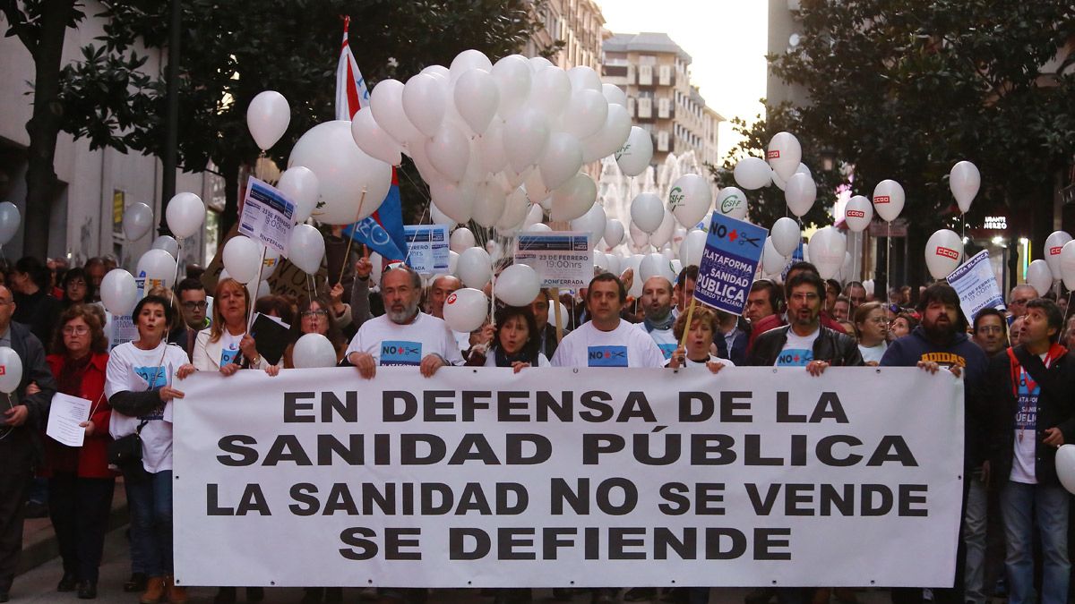 Ponferrada se tiñó de blanco para defender la Sanidad pública. | ICAL