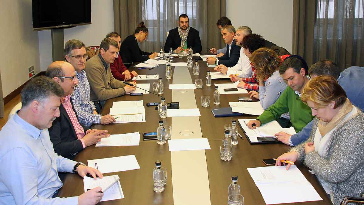 Un momento de la reunión de la comisión permanente de Acom en la Diputación de León. | MAURICIO PEÑA