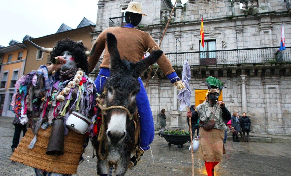 El tradicional recorrido con el burro y el espantapájaros del 'Entroido berciano'. | Ical