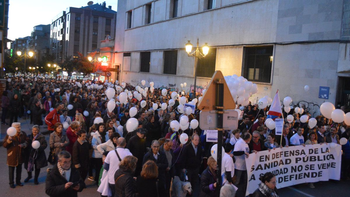 Los manifestantes, a su paso por la avenida La Puebla. | A.C.