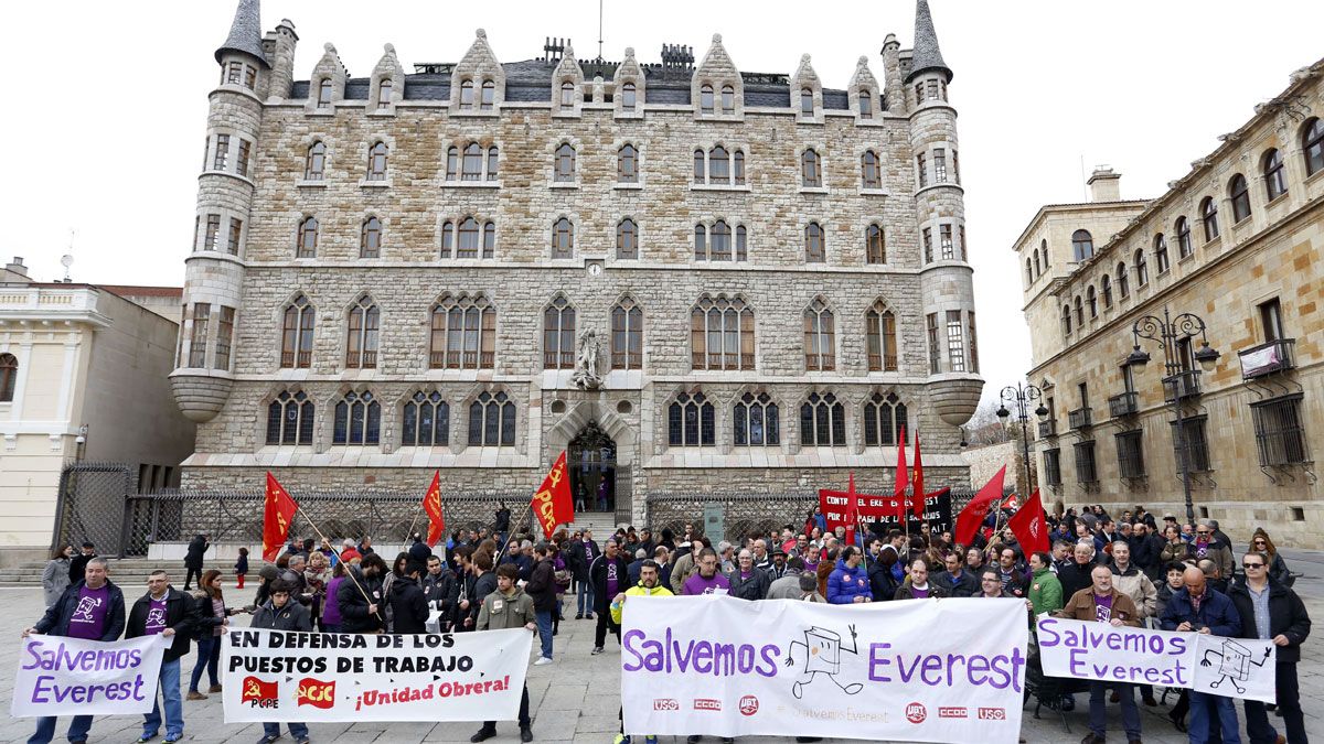 Una de las concentraciones de los trabajadores de Everest frente a Botines. | ICAL