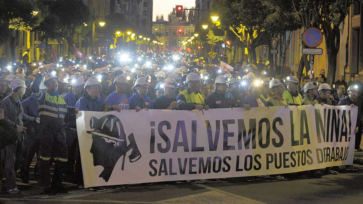 Manifestación nocturna en mayo de 2015 para reivindicar la salvación del sector minero. | MAURICIO PEÑA