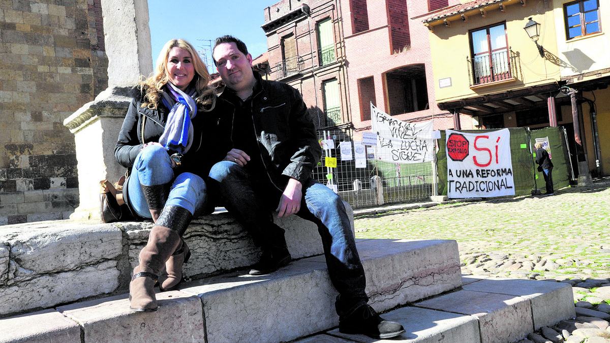 Un instante de la visita de la vedette Malena Gracia y el empresario Juan López a la plaza del Grano. | DANIEL MARTÍN