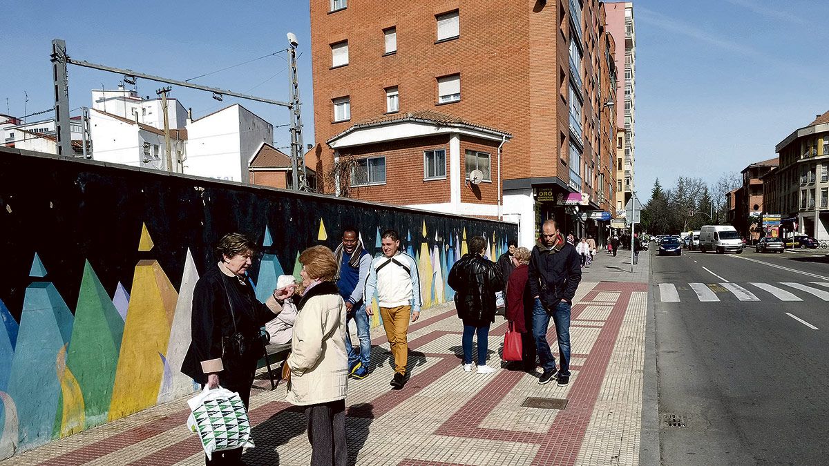 La supresión del paso, en 2011, ofreció al barrio mayor conexión con el centro. | DANIEL MARTÍN